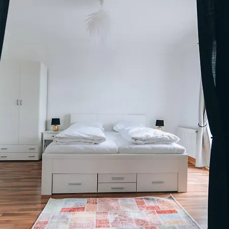 Daire Grosse 4-zimmer-wohnung In Der Ingolstaedter City. *